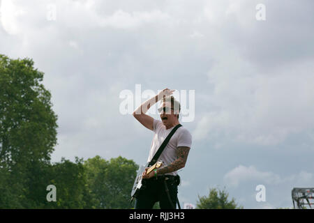 Danny Jones da McFly esegue sul palco di Hyde Park il 4 Agosto 2012 Foto Stock