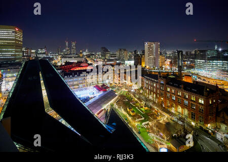 Il centro città di Manchester skyline vista sui tetti delle case da Hotel Indigo mostra Urbis, cattedrale, giardini, Corn Exchange Foto Stock