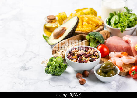 Dieta mediterranea concetto - carni, pesci, frutta e ortaggi Foto Stock