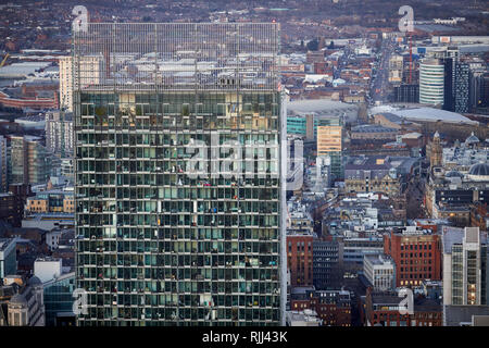 Vista dalla Torre Sud della Piazza di Deansgate guardando in giù a Manchester City Center skyline guardando Beetham Tower Foto Stock