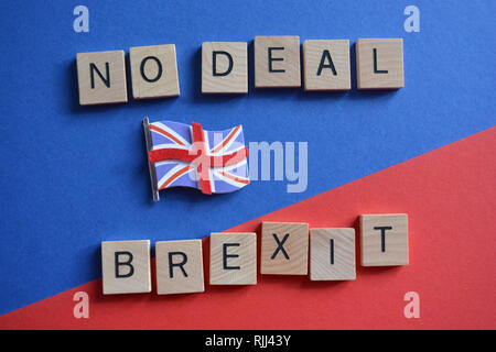 Concetto creativo : politica inglese : 3d Union Jack flag e le parole Brexit e nessun affare isolate su un blu e sfondo rosso Foto Stock