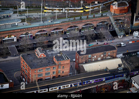 Vista dalla Torre Sud della Piazza di Deansgate guardando in giù a Manchester City Center skyline intorno Deansgate Locks Foto Stock