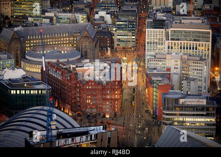 Vista dalla Torre Sud della Piazza di Deansgate guardando in giù a Manchester City Center skyline intorno il Midland Hotel e Peters Square Foto Stock