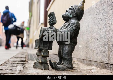 Uno degli gnomi in ottone (krasnale, krasnoludki) a Wrocław, Wroklaw, Polonia Foto Stock