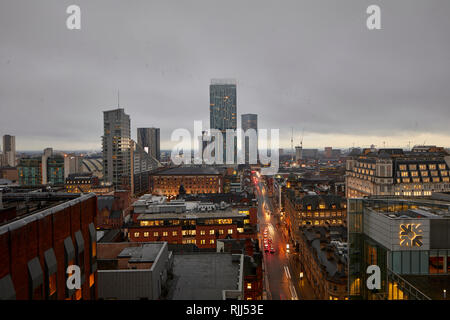 Vista da 125 Deansgate guardando verso Beetham Tower e il traffico su Deansgate Foto Stock