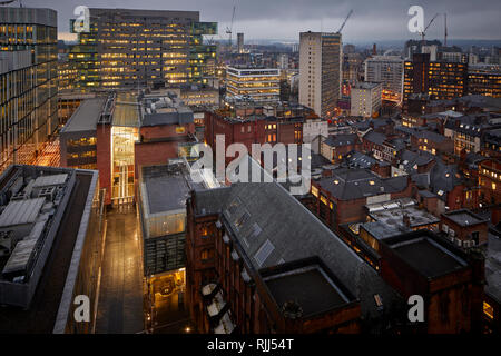 Vista da 125 Deansgate guardando verso il basso sulla Spinningfileds 1 Avenue di Manchester e alla giustizia civile Center Foto Stock