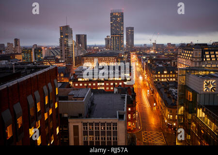 Vista da 125 Deansgate guardando giù Deansgate per Beetham Tower, Renaker Deansgate torri quadrate e il grande magazzino settentrionale Foto Stock