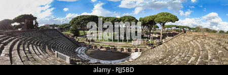 Ostia Antica Roma, Italia -Febbraio 03, 2019: Panoramica del Teatro Romano di Ostia Antica si trova nell'omonima scavi archeologici con m Foto Stock