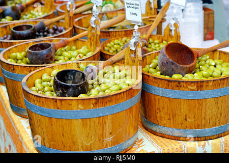 Olive verdi in cestelli di legno venduto sul mercato Foto Stock