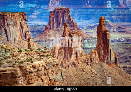 Gennaio 2019: profondi canyon e torreggianti guglie di arenaria compongono il cerchio bianco paesaggio del Parco Nazionale di Canyonlands, Moab, Utah. Foto Stock