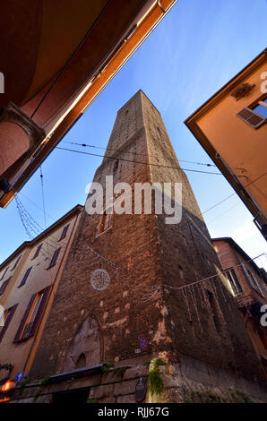 Bologna, Emilia Romagna, Italia. Dicembre 2018. La torre di Azzoguidi anche chiamato Altabella, 61 metri alta. Si tratta di una delle 20 torri ancora esistenti Foto Stock