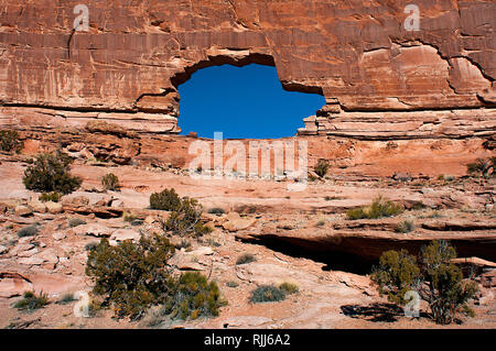 Gennaio 2019: antiche pareti del canyon e inverno profondo cielo blu cornice spettacolare Gold Bar Arch, anche noto come Arco di Jeep, vicino Canyonlands NP. Foto Stock