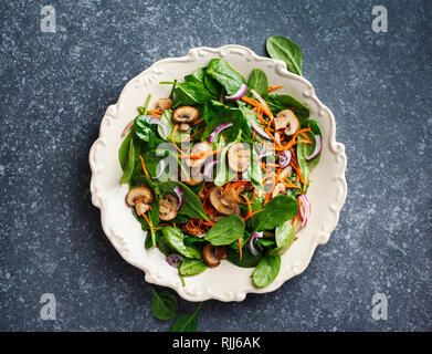 Insalata di spinaci con sherried funghi e carote, vista dall'alto Foto Stock