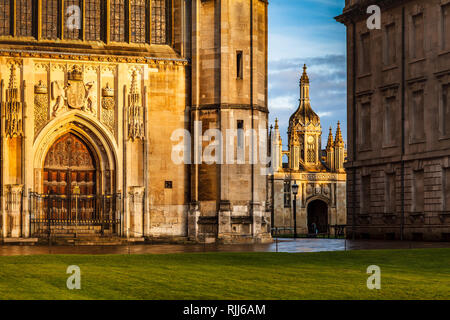 Cambridge Classic - Vista del Kings College Chapel e College Gatehouse. Il Kings College è parte dell'Università di Cambridge, fondata 1441 dal Re Enrico VI Foto Stock