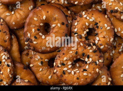 Vista ravvicinata di morso dimensioni bagel chip con un assortimento di semi illuminato con luce naturale. Foto Stock