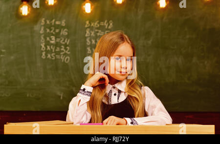 Little Genius a scuola. più idea di Little Genius. futuro little genius. Little Genius ragazza sorridente a scuola. Studente su esame. Foto Stock