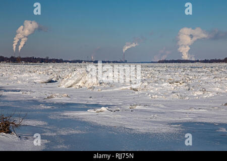 Marine City, Michigan - DTE Energy centrali a carbone la linea degli Stati Uniti (lato sinistro) del ghiaccio-riempito St Clair River. Lato canadese ha prevalentemente r Foto Stock