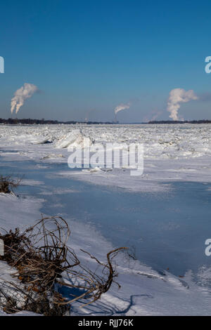 Marine City, Michigan - DTE Energy centrali a carbone la linea degli Stati Uniti (lato sinistro) del ghiaccio-riempito St Clair River. Lato canadese ha prevalentemente r Foto Stock