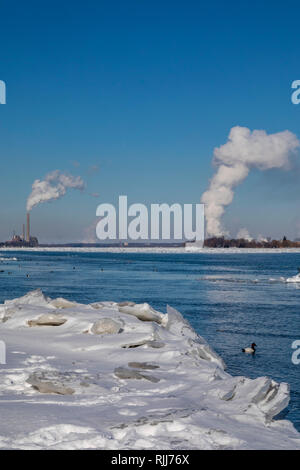 Marine City, Michigan - centrali a carbone e impianti chimici linea il ghiaccio-riempito St Clair River. Foto Stock