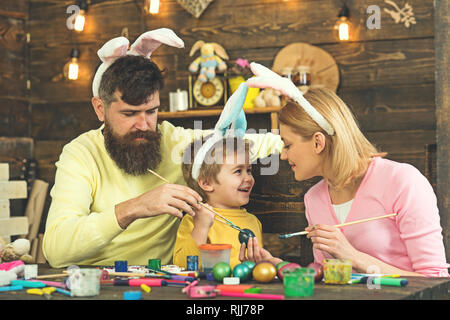 Felice Pasqua madre, padre e figlio godere di pittura delle uova di Pasqua. Foto Stock