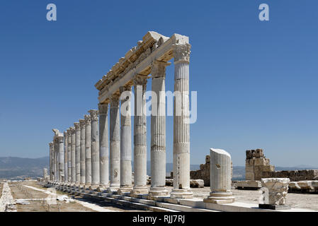 Vista lungo la sezione orientale del Portico del Nord la Sacra Agora, Laodicea, Denizli, Turchia. La forma rettangolare a nord la Sacra Agora copre una vasta area di Foto Stock