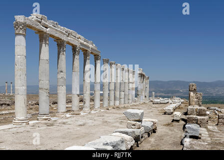 Vista lungo la sezione orientale del Portico del Nord la Sacra Agora, Laodicea, Denizli, Turchia. La forma rettangolare a nord la Sacra Agora copre una vasta area di Foto Stock