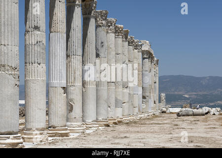 Vista lungo la sezione orientale del Portico del Nord la Sacra Agora, Laodicea, Denizli, Turchia. La forma rettangolare a nord la Sacra Agora copre una vasta area di Foto Stock