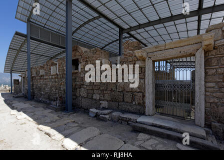 Sotto la copertura di protezione è la Chiesa di Laodicea Laodicea, Denizli, Turchia. La Chiesa di Laodicea risale al IV secolo d.c. ed è l'ultimo o Foto Stock