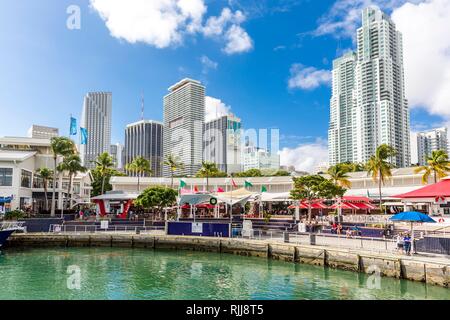 Il Bayside Marketplace, il Centro Commerciale per lo Shopping, Miamarina al Bayside, Biscayne Boulevard, Skyline, Downtown Miami, Miami-Dade County Foto Stock