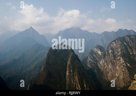 Montagne delle Ande come visto da Machu Picchu Foto Stock