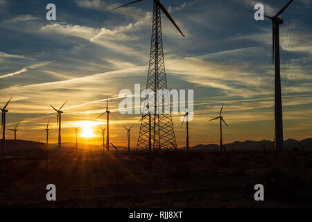 Alba sopra la valle di lavoro con turbine eoliche Foto Stock