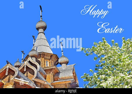 Belle cupole e croci di legno cristiana la Chiesa e la fioritura del melo con fiori di colore bianco su un cielo blu chiaro sfondo - primavera Pasqua gre Foto Stock