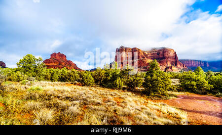 Nuvole e cielo blu su Bell Rock e Courthouse Butte tra il villaggio di Oak Creek e la città di Sedona in Northern Arizona, Stati Uniti d'America Foto Stock