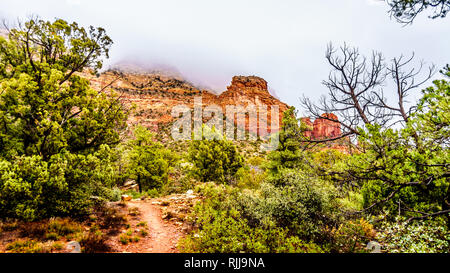 Nuvole appesa sopra il camino inferiore Rock Trail, un sentiero escursionistico per Chimney Rock, una pietra arenaria butte presso la cittadina di Sedona in Arizona settentrionale, regno Foto Stock