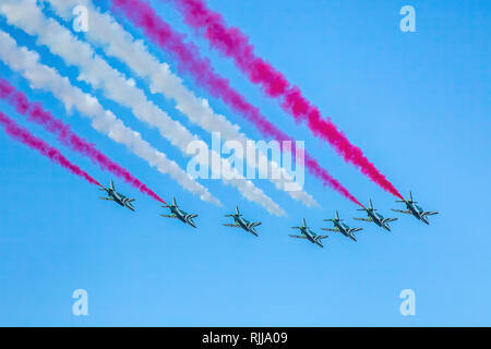 Abu Dhabi, Emirati Arabi Uniti, 2 Dicembre 2016: Al Fursan acrobazia team passato volare in formazione sulla giornata nazionale. Foto Stock