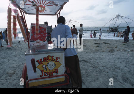 Didascalia: Fort Cochin, Kerala, India - Maggio 2003. Un gelato venditore attende i clienti sulla spiaggia di Fort Cochin, la turistica cittadina portoghese su I Foto Stock