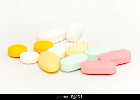 Diversi compresse pillole capsule mix di heap terapia medico farmaci flu antibiotico farmacia Medici di medicina Foto Stock