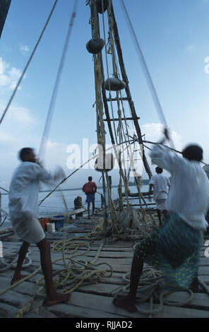 Didascalia: Fort Cochin, Kerala, India - Maggio 2003. Nelle prime ore del mattino, pescatori haul le loro catture con una tradizionale rete da pesca a Cochin, il vecchio Por Foto Stock