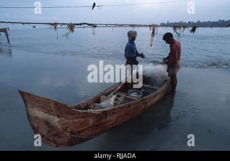 Didascalia: Fort Cochin, Kerala, India - Maggio 2003. I pescatori preparano per andare fuori per la mattina di catture in Cochin, la vecchia colonia portoghese in India " Foto Stock