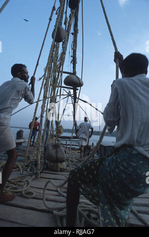 Didascalia: Fort Cochin, Kerala, India - Maggio 2003. Nelle prime ore del mattino, pescatori haul le loro catture con una tradizionale rete da pesca a Cochin, il vecchio Por Foto Stock