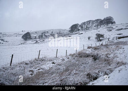 Snowy alba nel Parco Nazionale di Peak District, Inghilterra. Luce crepuscolare. Foto Stock