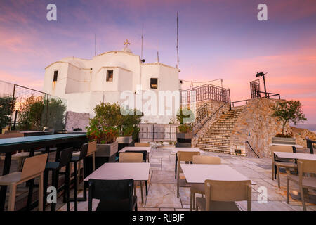 Il ristorante e il XIX secolo la cappella di San Giorgio sulla cima della collina di Lycabettus Atene, Grecia. Foto Stock