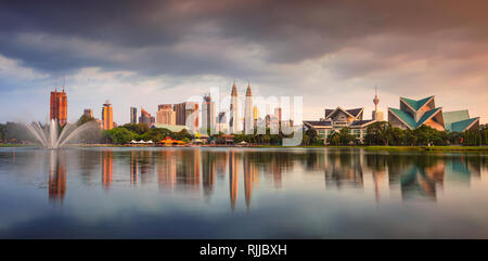 Kuala Lumpur. Paesaggio urbano panoramica immagine dello skyline di Kuala Lumpur durante il tramonto. Foto Stock