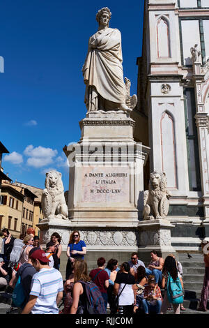 Scultura di Dante Alighieri nella parte anteriore della chiesa di Santa Croce Firenze Italia Foto Stock
