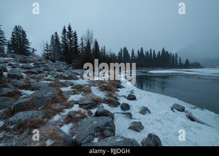 Inizio inverno mattina nel Parco Nazionale di Banff in prossimità di Banff e Canmore, Alberta, Canada Foto Stock