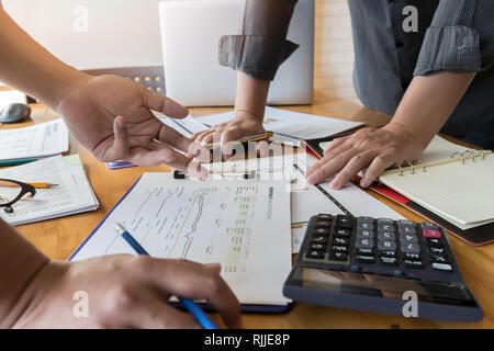 Riunioni di team aziendali e per discutere del piano di progetto. Imprenditori discutendo insieme in sala riunioni. Foto Stock