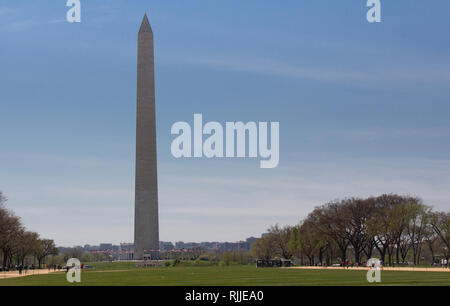 Una vista del Monumento di Washington dal mall in primavera. Foto Stock