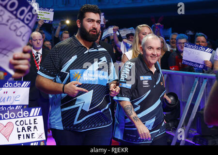 Una vista generale durante la celebrità Freccette World Cup con: Faisal Kawusi Gladiator, Phil Taylor la potenza dove: Colonia, Germania Quando: 06 Gen 2019 Credit: Becher/WENN.com Foto Stock