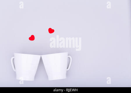 Porcellana Bianca la tazza con il glitter cuore coriandoli. Il giorno di San Valentino del concetto. Trendy in stile minimalista piatto design laici dello sfondo. Posizione orizzontale Foto Stock