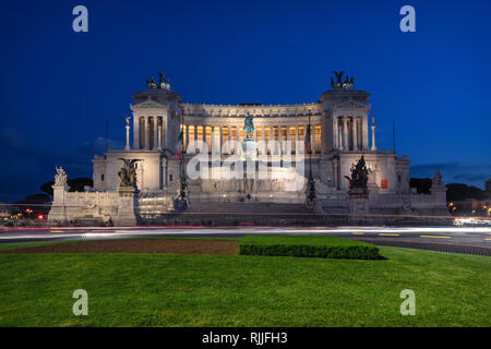Roma, Italia al crepuscolo. Altare della Patria (Altare della Patria), noto anche come il Monumento Nazionale a Vittorio Emanuele II Foto Stock